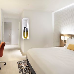 Deluxe King Room Mobility Access Roll Shower or Non-Smoking
